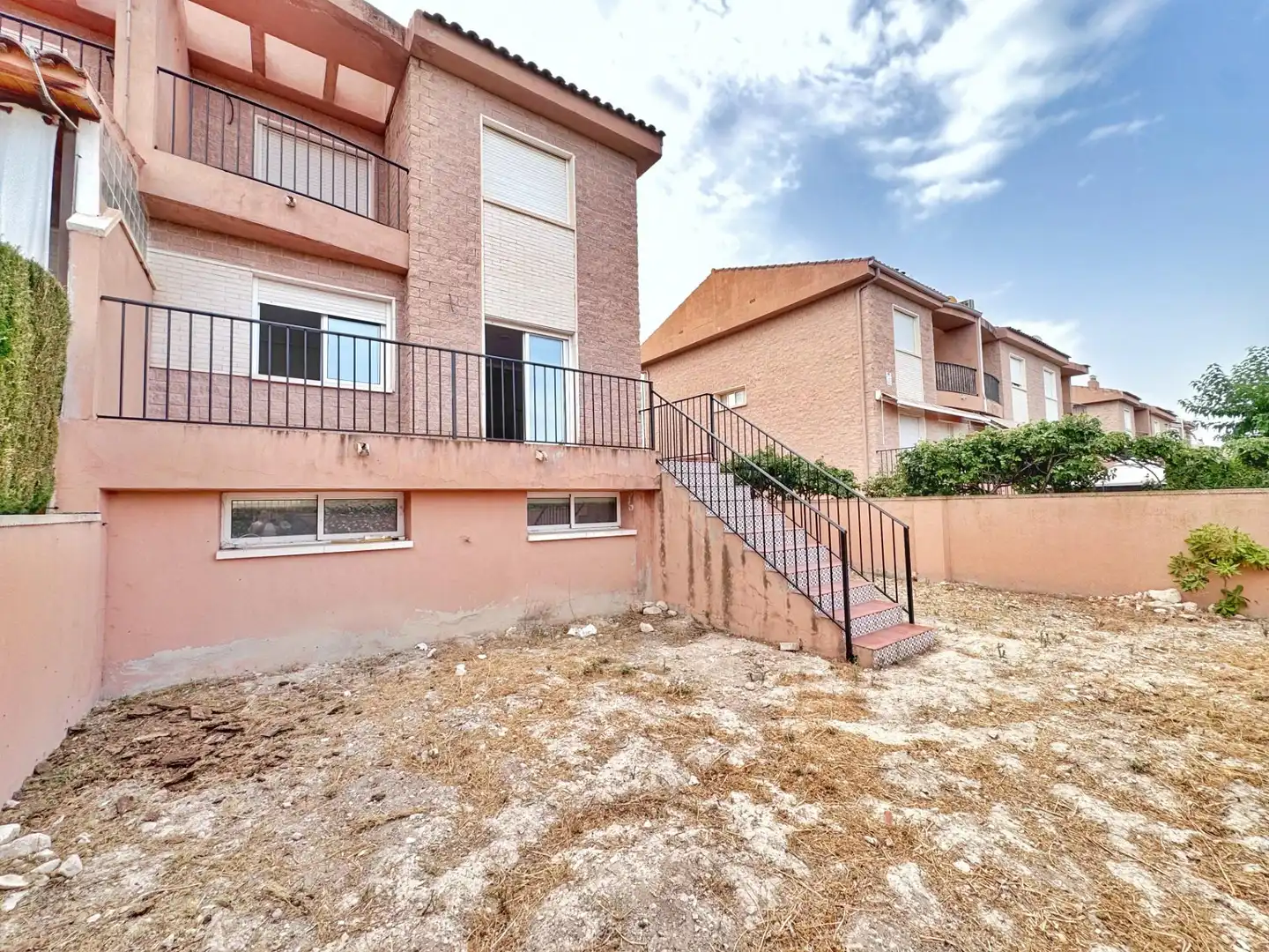Vista exterior de Casa adosada en venta en Petrer con Jardín privado, Balcón y Piscina comunitaria