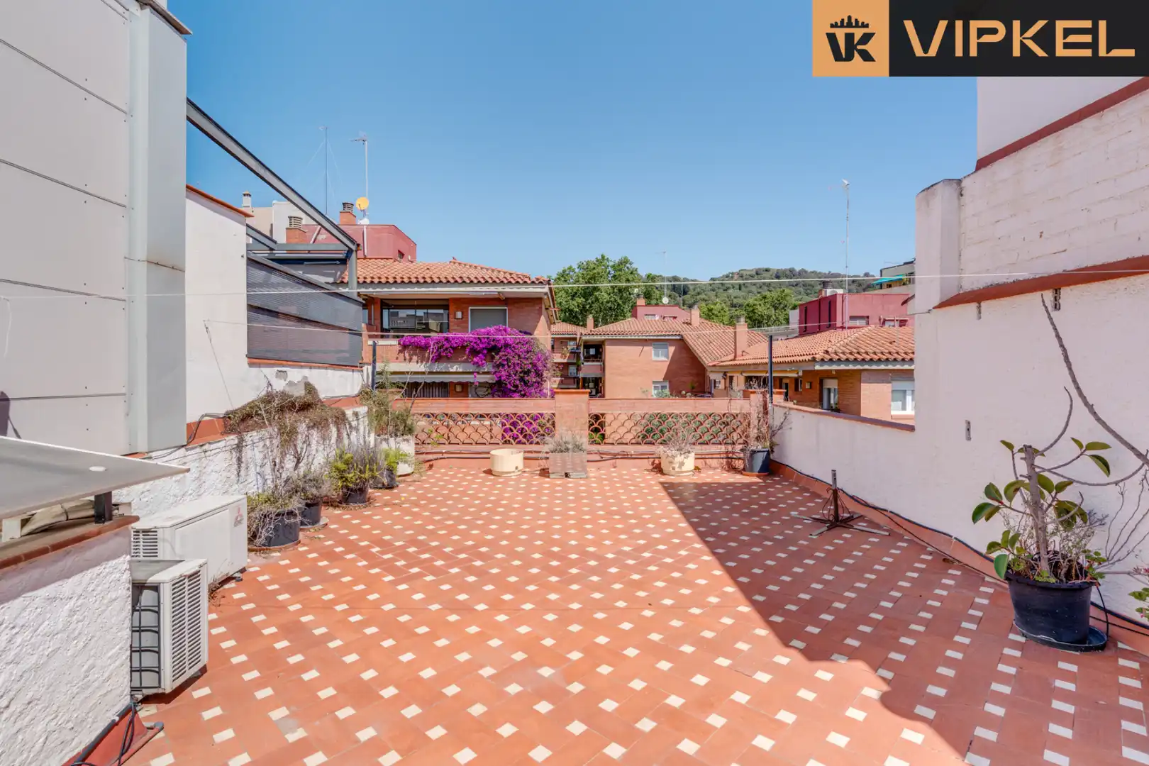 Terrasse von Einfamilien-Reihenhaus zum Verkauf in Barcelona mit Privatgarten und Terrasse