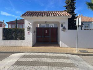 Vista exterior de Casa o xalet de lloguer en Estepona amb Aire condicionat, Jardí privat i Terrassa