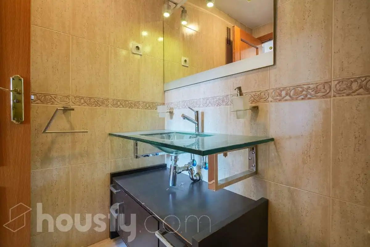 Bathroom of Flat for sale in Madrid  with Air Conditioner, Heating and Private garden