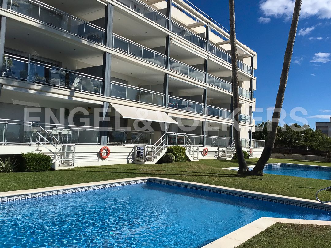 Vista exterior de Apartament de lloguer en Cubelles amb Aire condicionat, Calefacció i Jardí privat