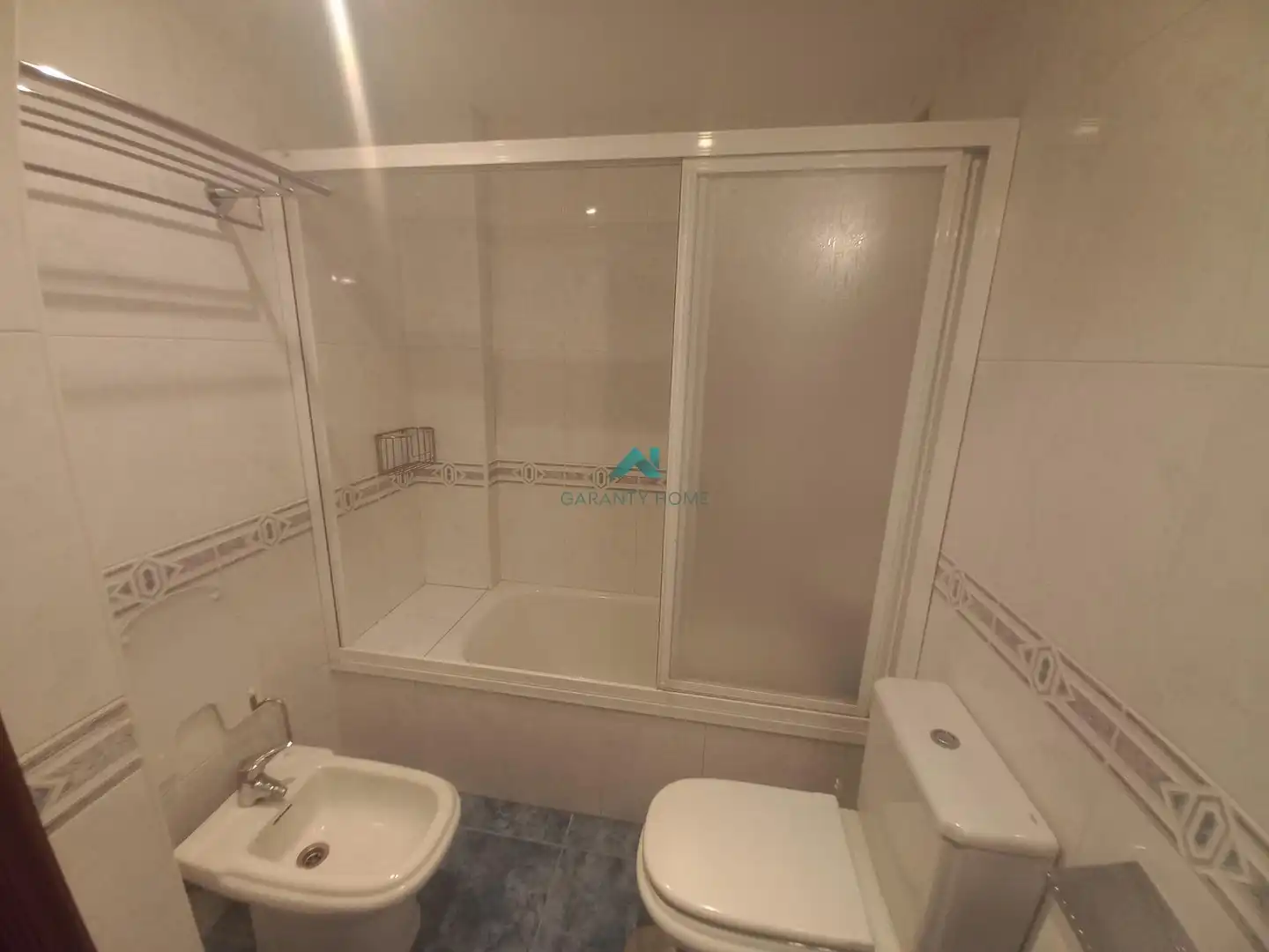 Badezimmer von Erdgeschoss zum Verkauf in Laredo mit Möbliert