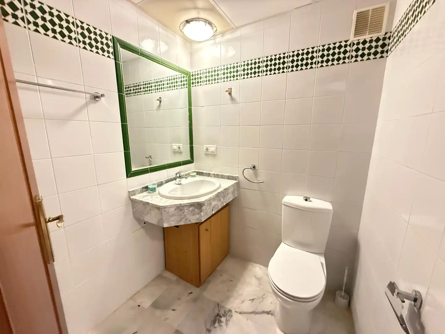 Baño de Apartamento en venta en Torrevieja con Aire acondicionado, Terraza y Amueblado