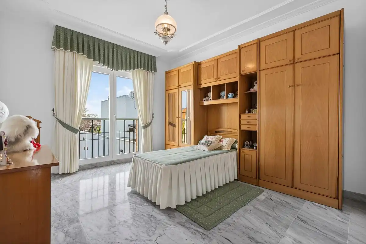 Dormitori de Casa adosada en venda en Santiponce amb Aire condicionat, Calefacció i Jardí privat