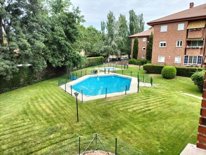 Piscina de Pis en venda en El Escorial amb Jardí privat, Terrassa i Piscina comunitària