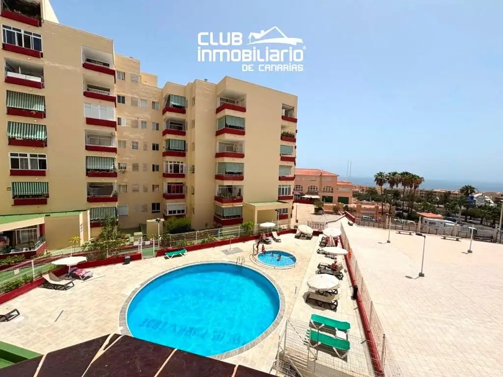 Vista exterior de Pis de lloguer en Adeje amb Terrassa, Moblat i Piscina comunitària