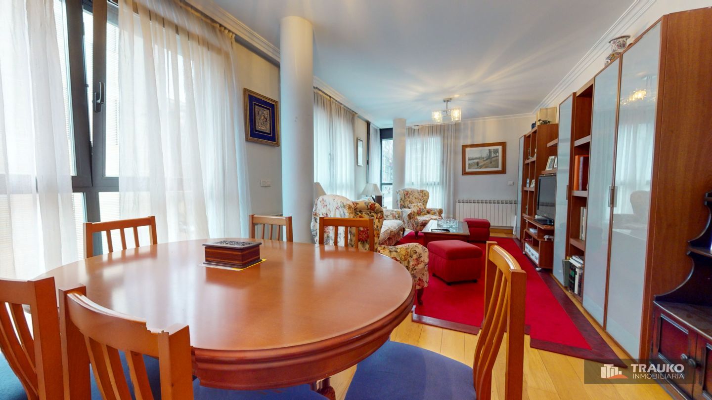 Sala d'estar de Pis en venda en Bilbao  amb Calefacció i Traster