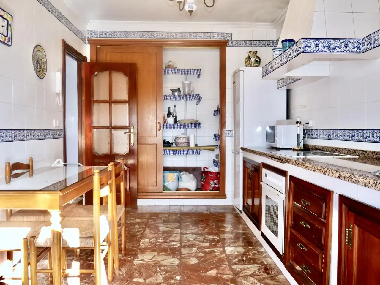 Kitchen of Flat for sale in Sevilla  with Air Conditioner, Terrace and Furnished