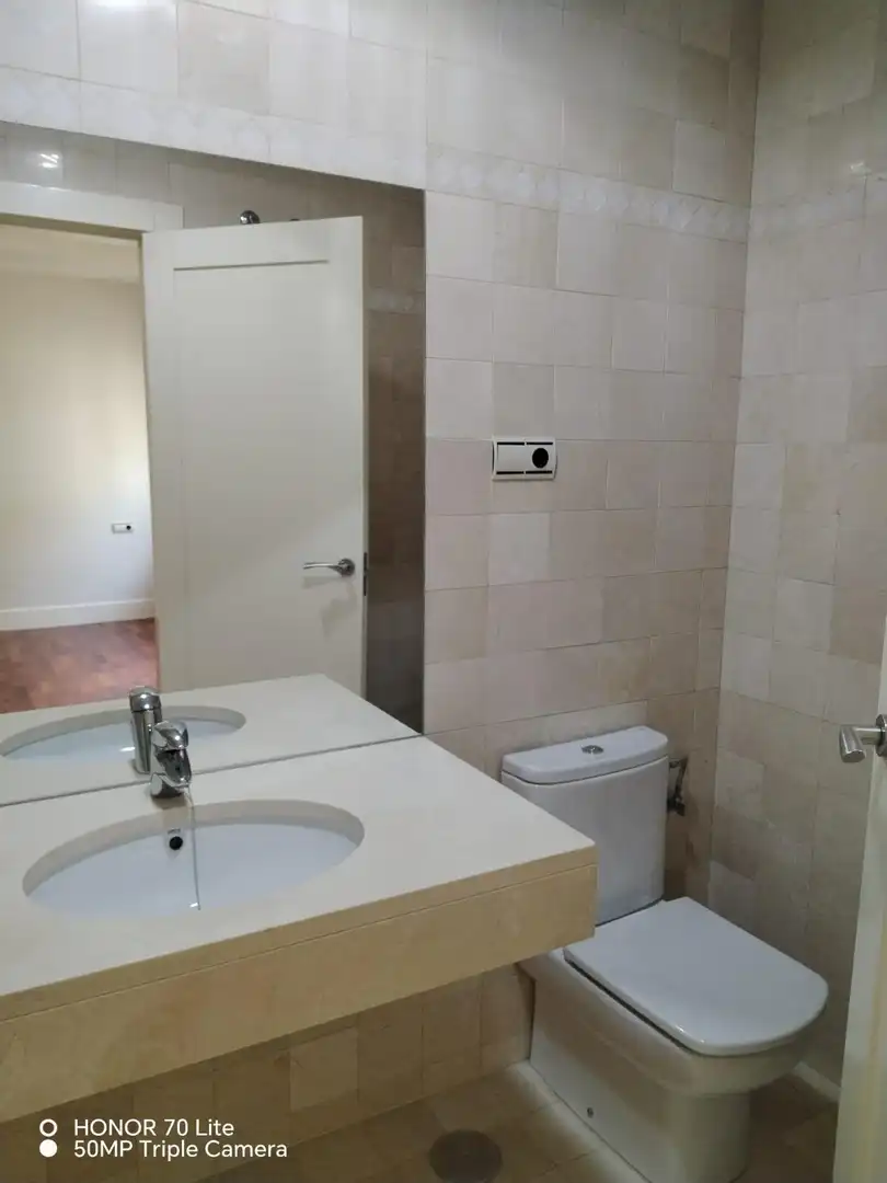 Bathroom of Flat for rent in Granada