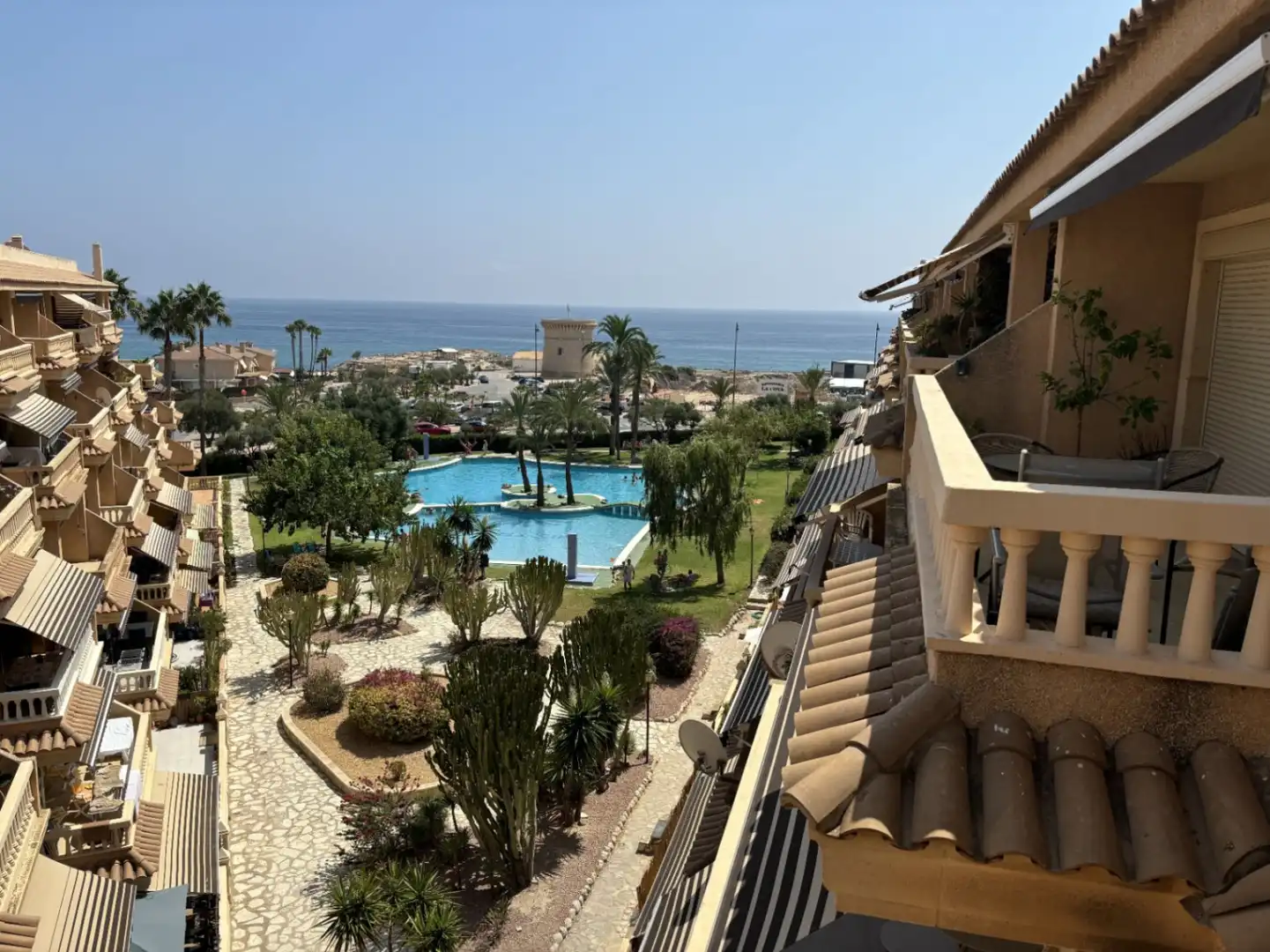 Vista exterior de Pis en venda en El Campello amb Jardí privat, Terrassa i Piscina