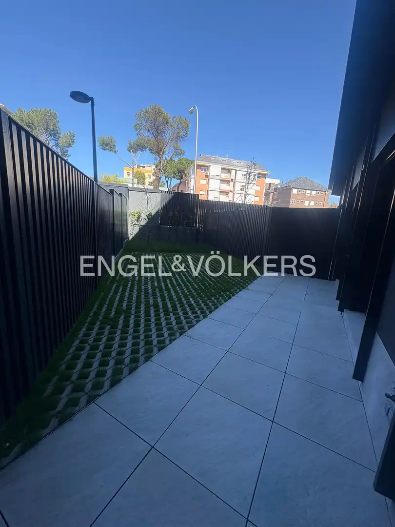 Terrassa de Pis de lloguer en Madrid amb Aire condicionat, Calefacció i Jardí privat