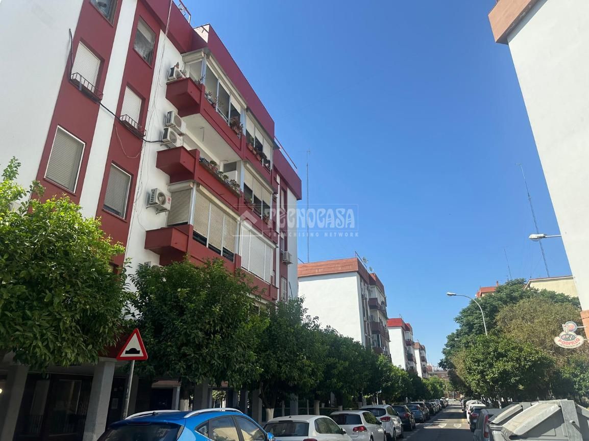 Vista exterior de Pis en venda en  Sevilla Capital amb Aire condicionat i Terrassa