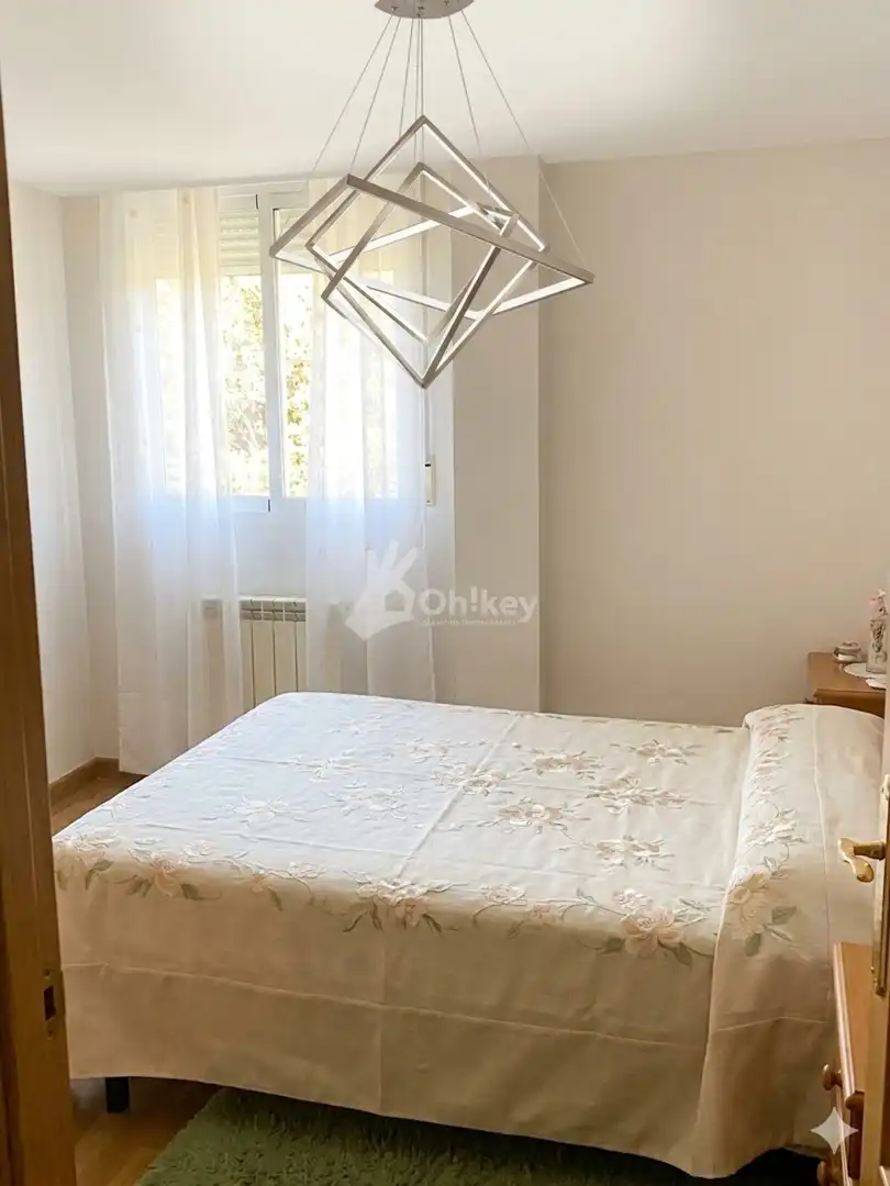 Habitación de Casa o chalet en venta en Onzonilla con Calefacción, Parquet y Piscina