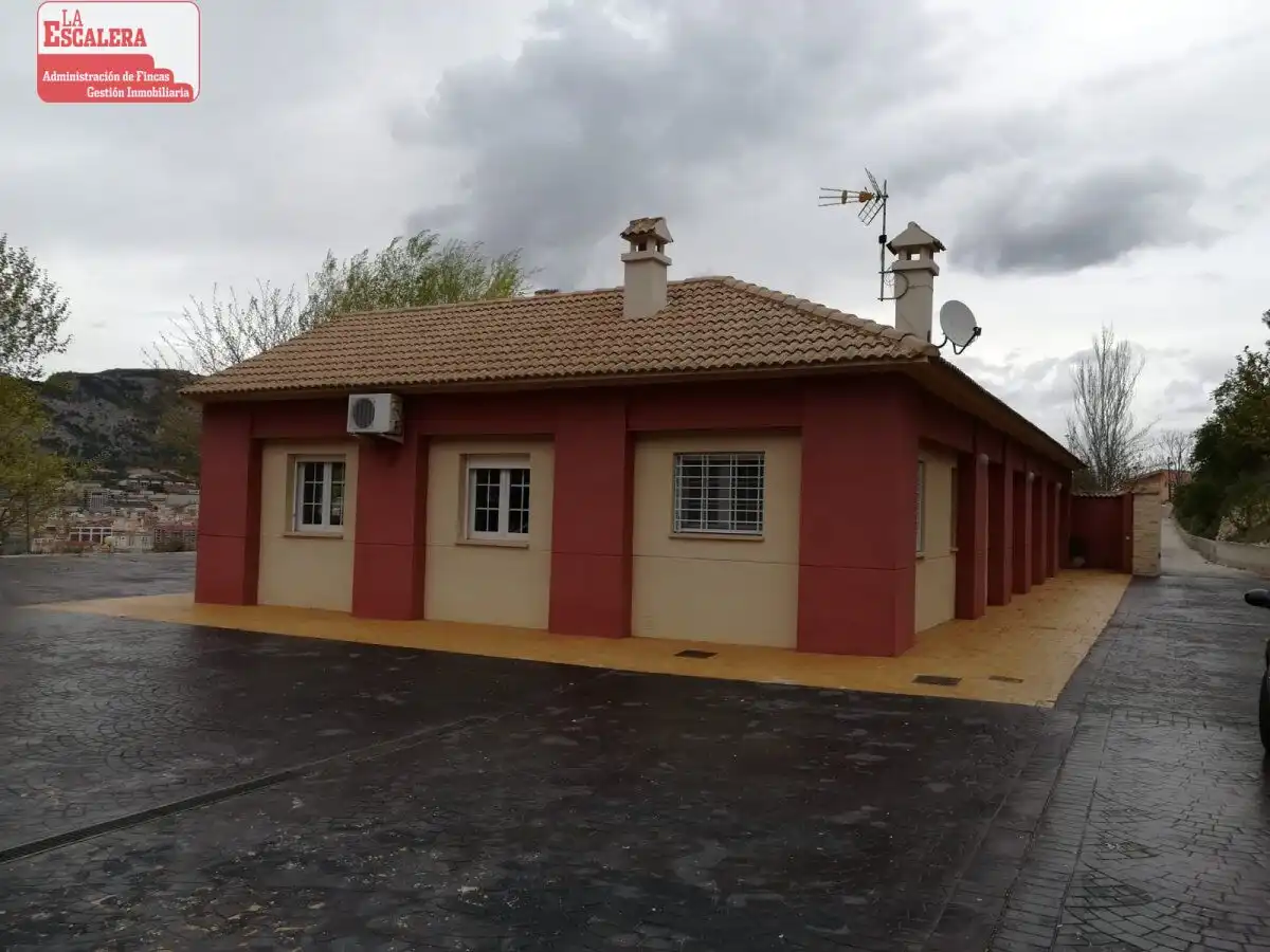 Xalet amb piscina en venda a Centre - Zona Alta