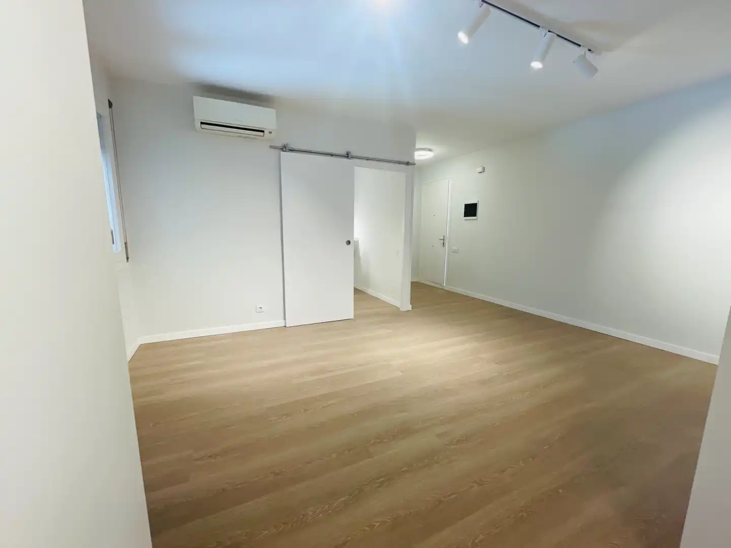 Office for rent in Barcelona  with Air Conditioner