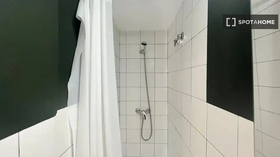 Bathroom of Flat for rent in Madrid  with Air Conditioner, Heating and Furnished