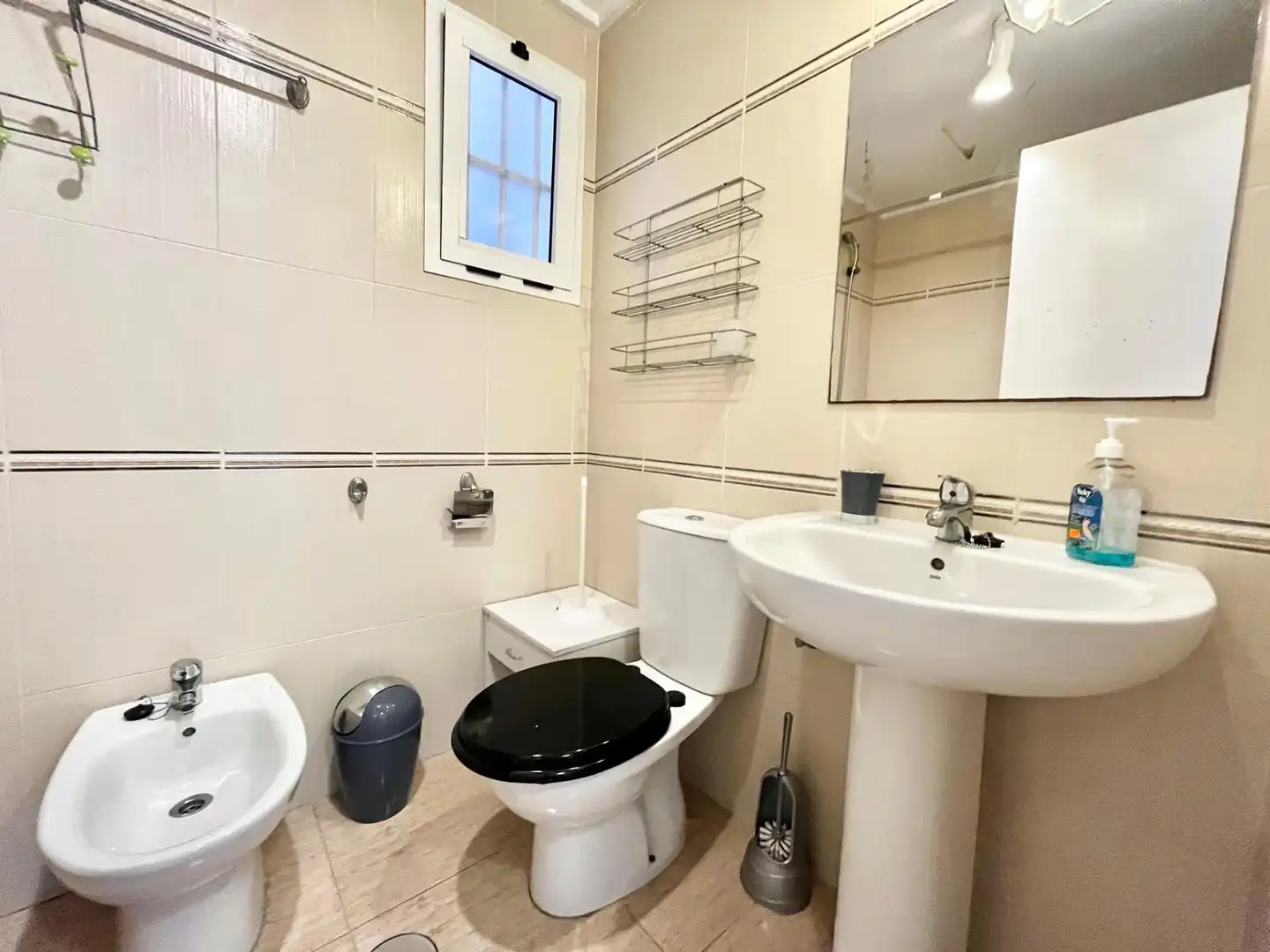 Bathroom of Flat for rent in Torrevieja  with Air Conditioner, Terrace and Swimming Pool
