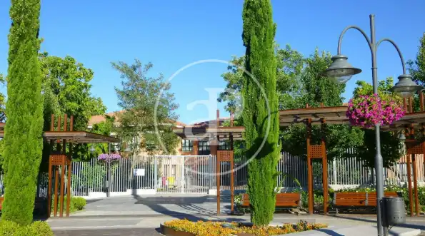 Vista exterior de Pis en venda en Majadahonda amb Calefacció, Jardí privat i Terrassa