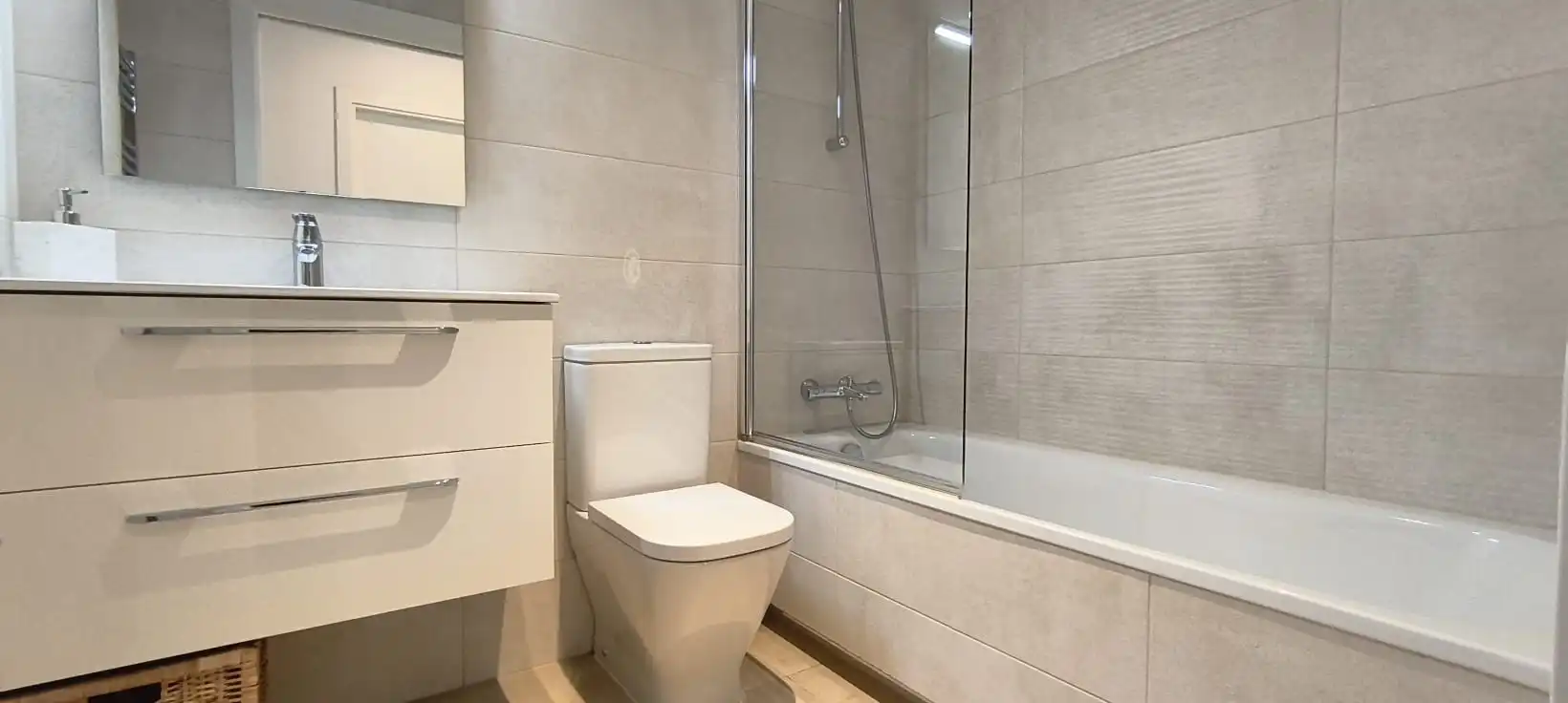 Badezimmer von Wohnung zum Verkauf in L'Hospitalet de Llobregat mit Klimaanlage, Heizung und Parkett