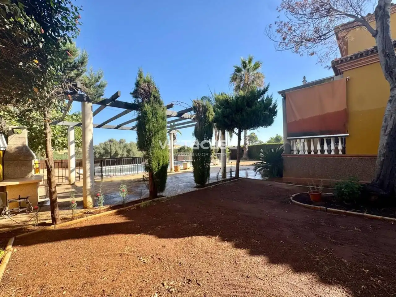 Vista exterior de Casa o xalet en venda en Mairena del Alcor amb Aire condicionat, Calefacció i Jardí privat