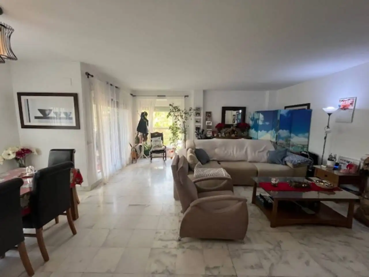 Wohnzimmer von Einfamilien-Reihenhaus zum Verkauf in Estepona mit Klimaanlage, Privatgarten und Parkett
