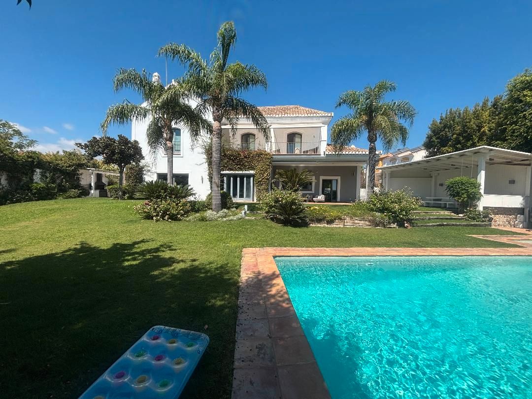 Vista exterior de Casa o chalet en venta en Marbella con Aire acondicionado, Jardín privado y Terraza