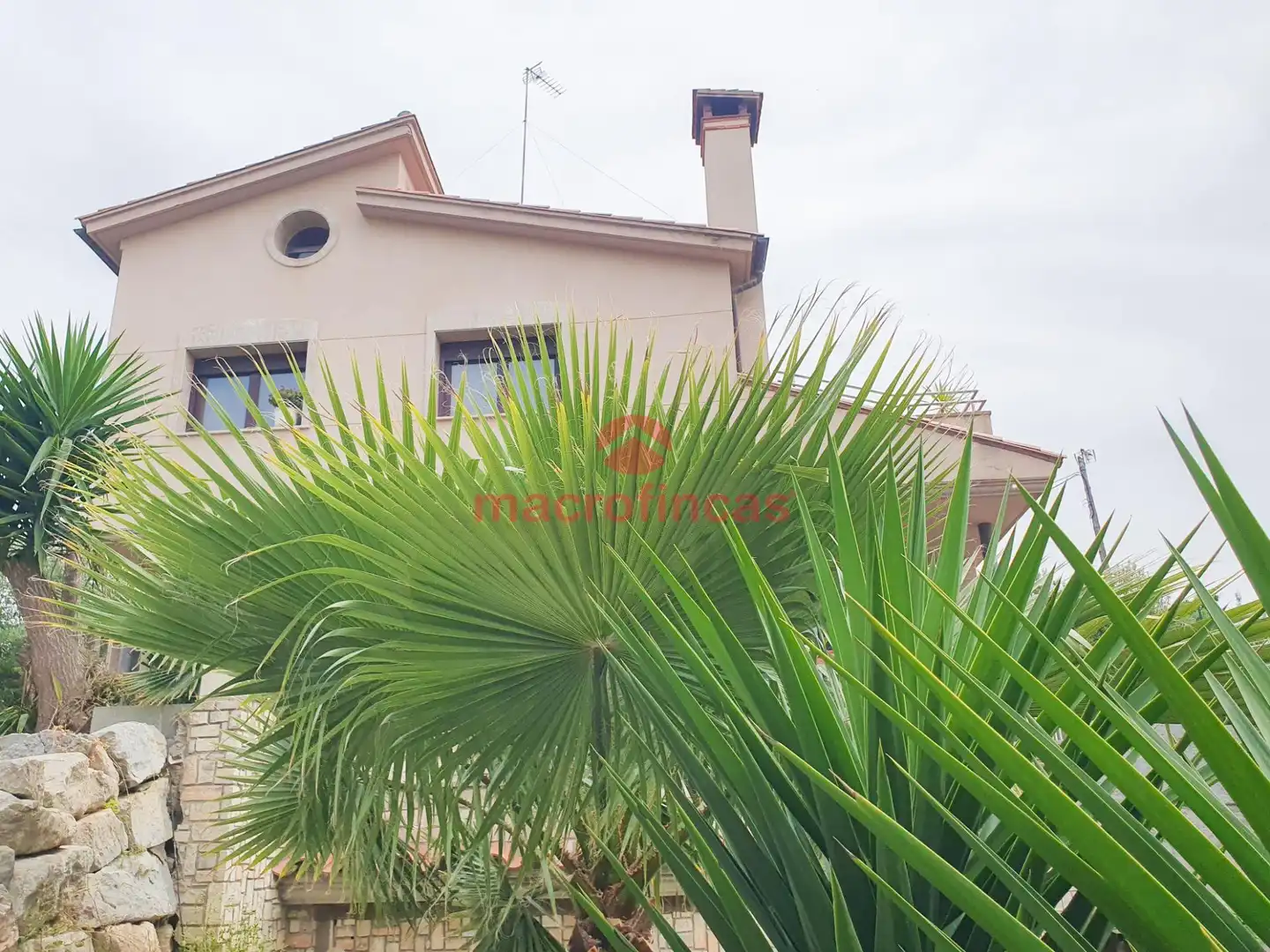 Vista exterior de Casa o xalet en venda en Olesa de Montserrat amb Aire condicionat, Jardí privat i Terrassa