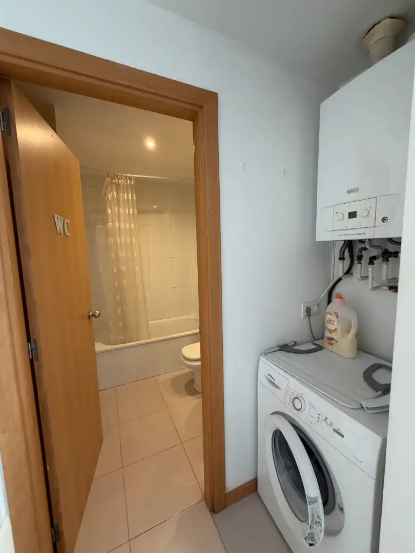 Badezimmer von Wohnung zur Miete in Girona mit Heizung, Möbliert und Ofen
