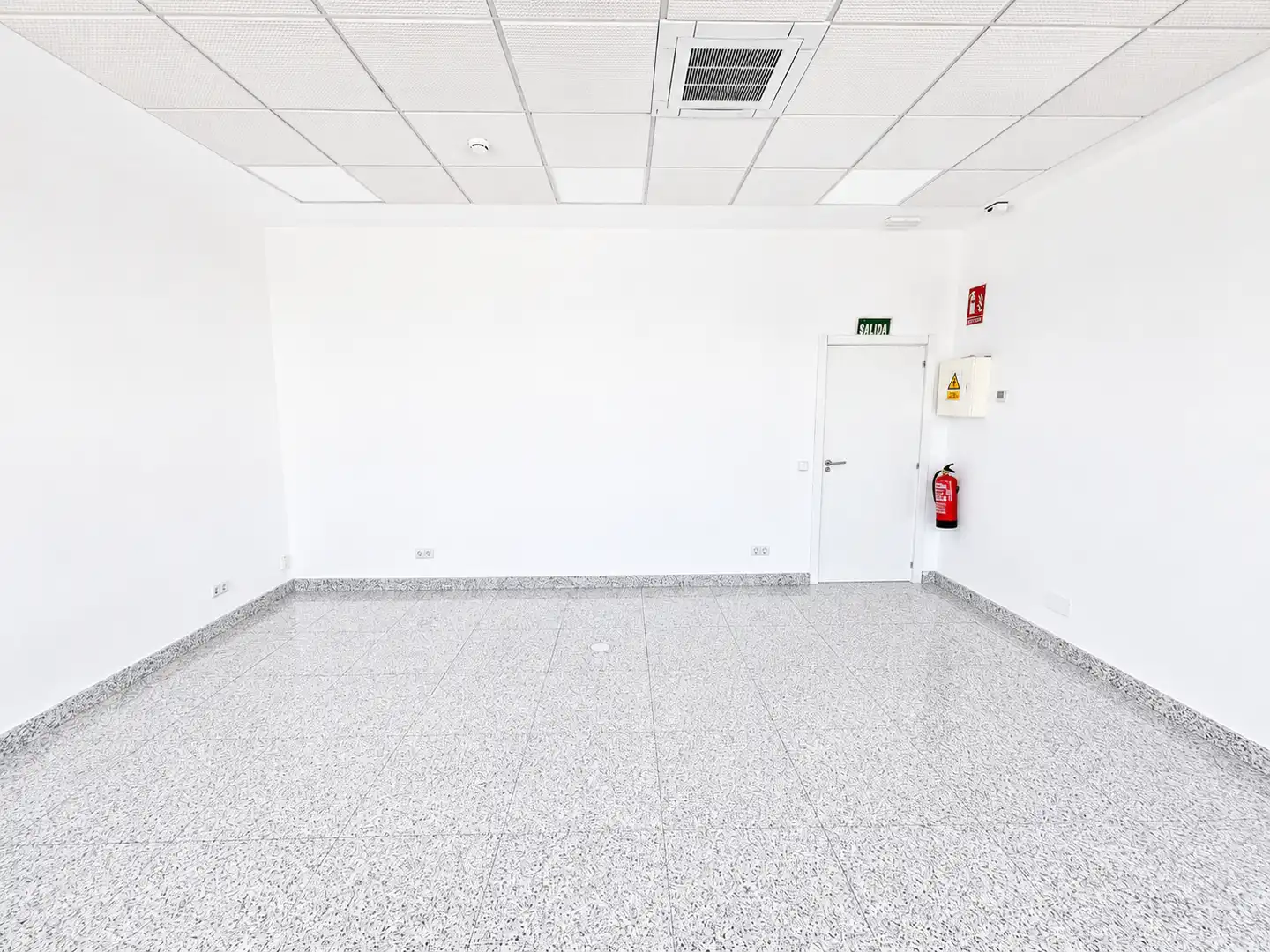 Büro zur Miete in Las Rozas de Madrid mit Klimaanlage, Heizung und Terrasse
