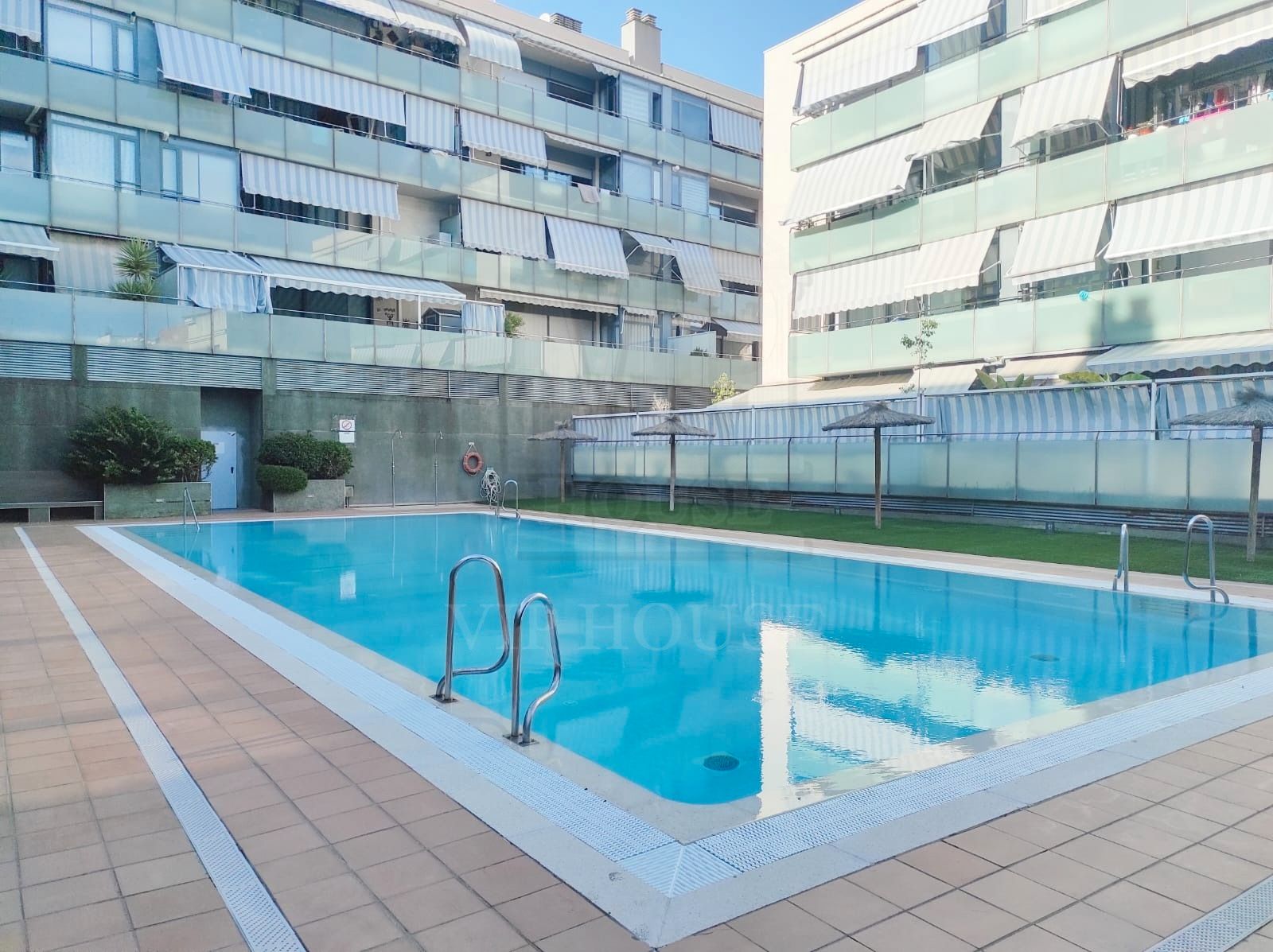 Swimming pool of Flat for sale in Badalona  with Air Conditioner, Heating and Community pool