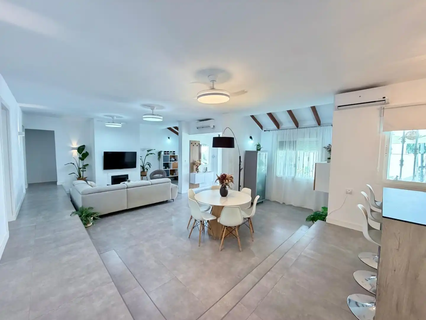 Sala de estar de Casa o chalet en venta en Roquetas de Mar con Aire acondicionado, Calefacción y Jardín privado
