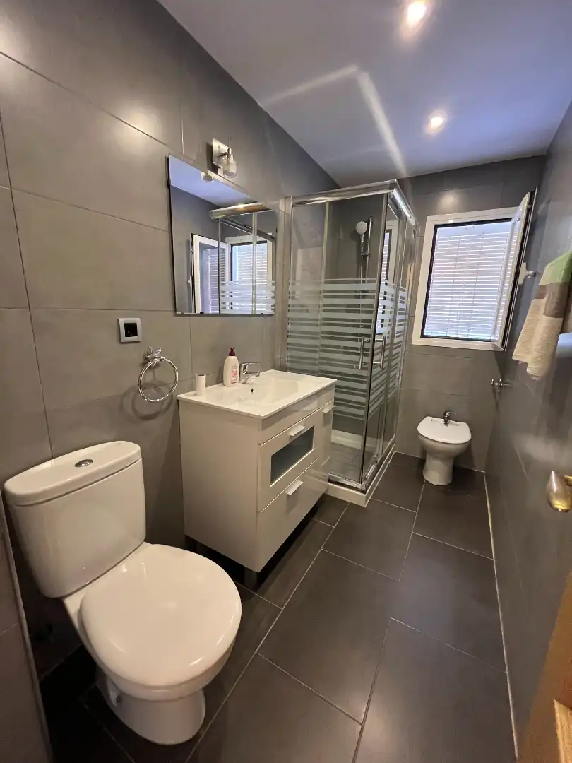 Baño de Piso en venta en Alicante / Alacant con Terraza, Trastero y Amueblado