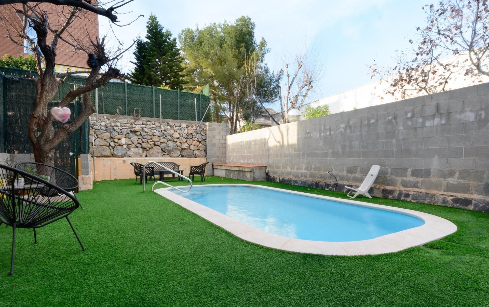 Swimming pool of Single-family semi-detached for sale in Viladecans  with Air Conditioner, Heating and Private garden