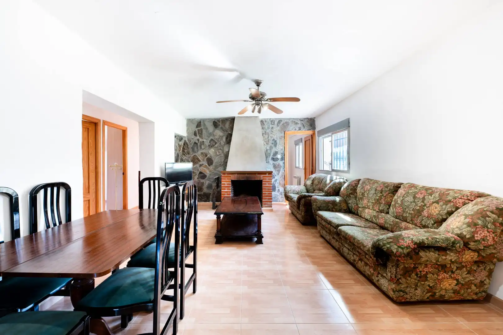 Sala de estar de Casa o chalet en venta en El Casar de Escalona con Calefacción, Terraza y Alarma