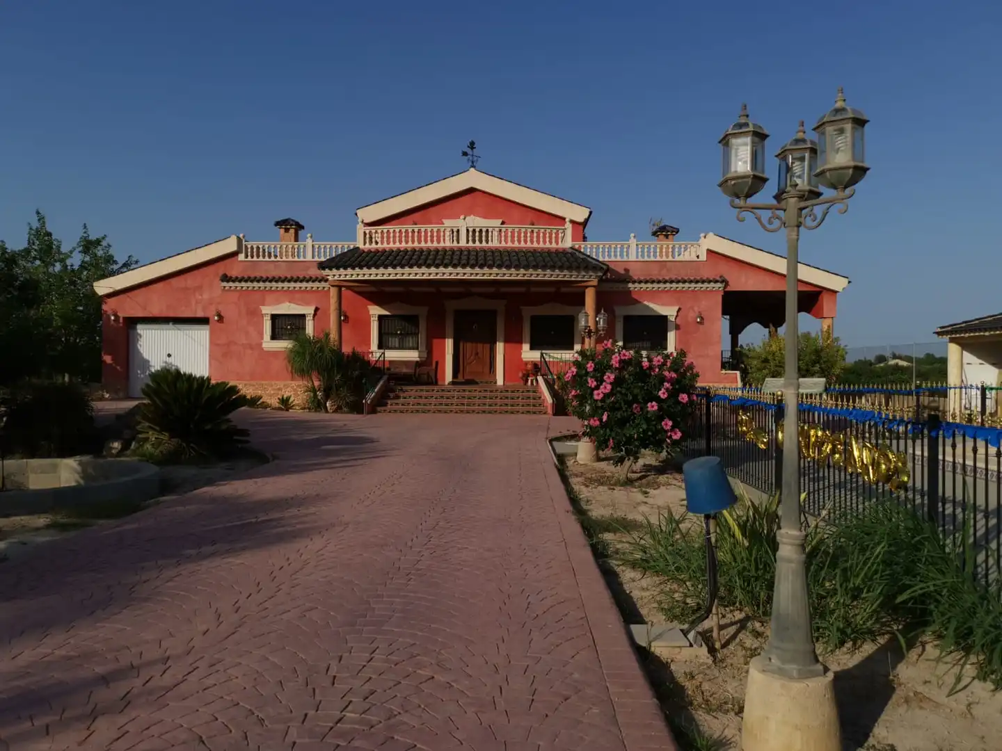 Vista exterior de Casa o xalet en venda en Orihuela amb Jardí privat i Moblat