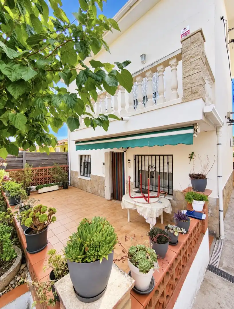 Vista exterior de Casa o xalet en venda en Esparreguera amb Calefacció, Terrassa i Traster