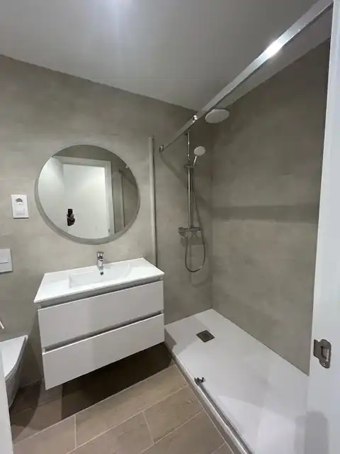 Baño de Estudio de alquiler en Madrid con Aire acondicionado, Horno y Lavadora