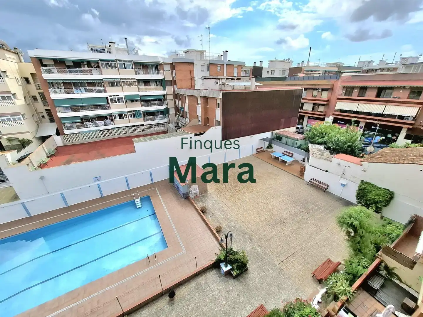 Vista exterior de Pis en venda en Sant Boi de Llobregat amb Aire condicionat, Calefacció i Piscina comunitària
