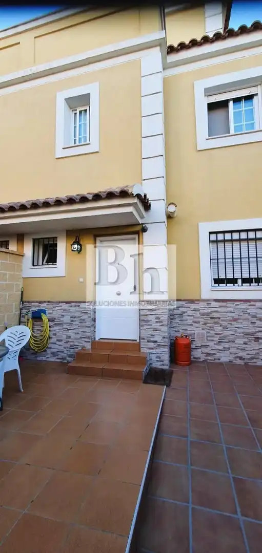 Vista exterior de Casa adosada en venta en Alhaurín de la Torre con Aire acondicionado, Calefacción y Jardín privado