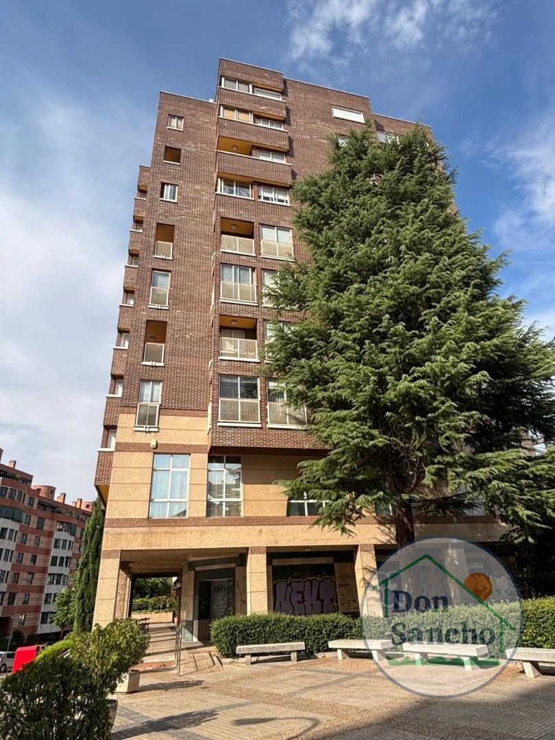 Exterior view of Flat for sale in Valladolid Capital  with Heating, Swimming Pool and Furnished