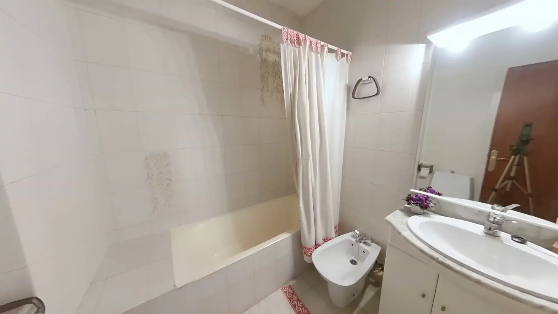 Badezimmer von Einfamilien-Reihenhaus zum Verkauf in Sabadell mit Klimaanlage, Heizung und Privatgarten