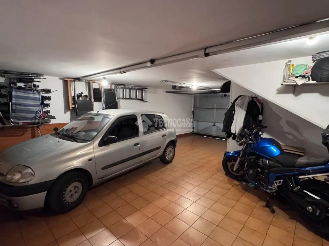 Casa adosada en venta en Cuadros con Calefacción y Parquet
