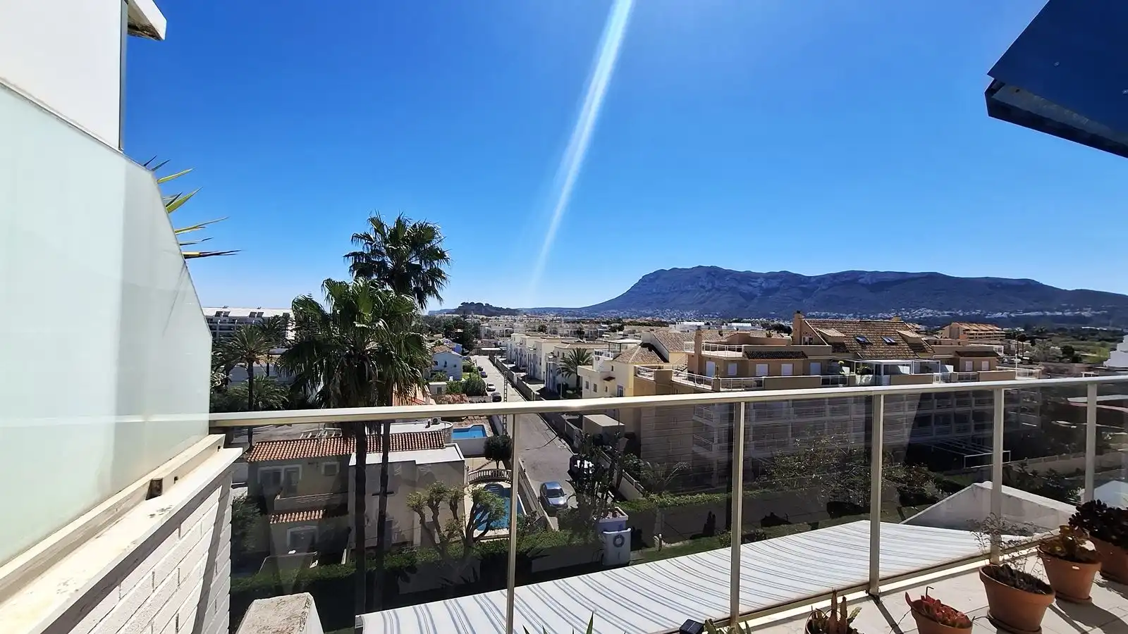 Vista exterior de Àtic en venda en Dénia amb Aire condicionat, Calefacció i Jardí privat