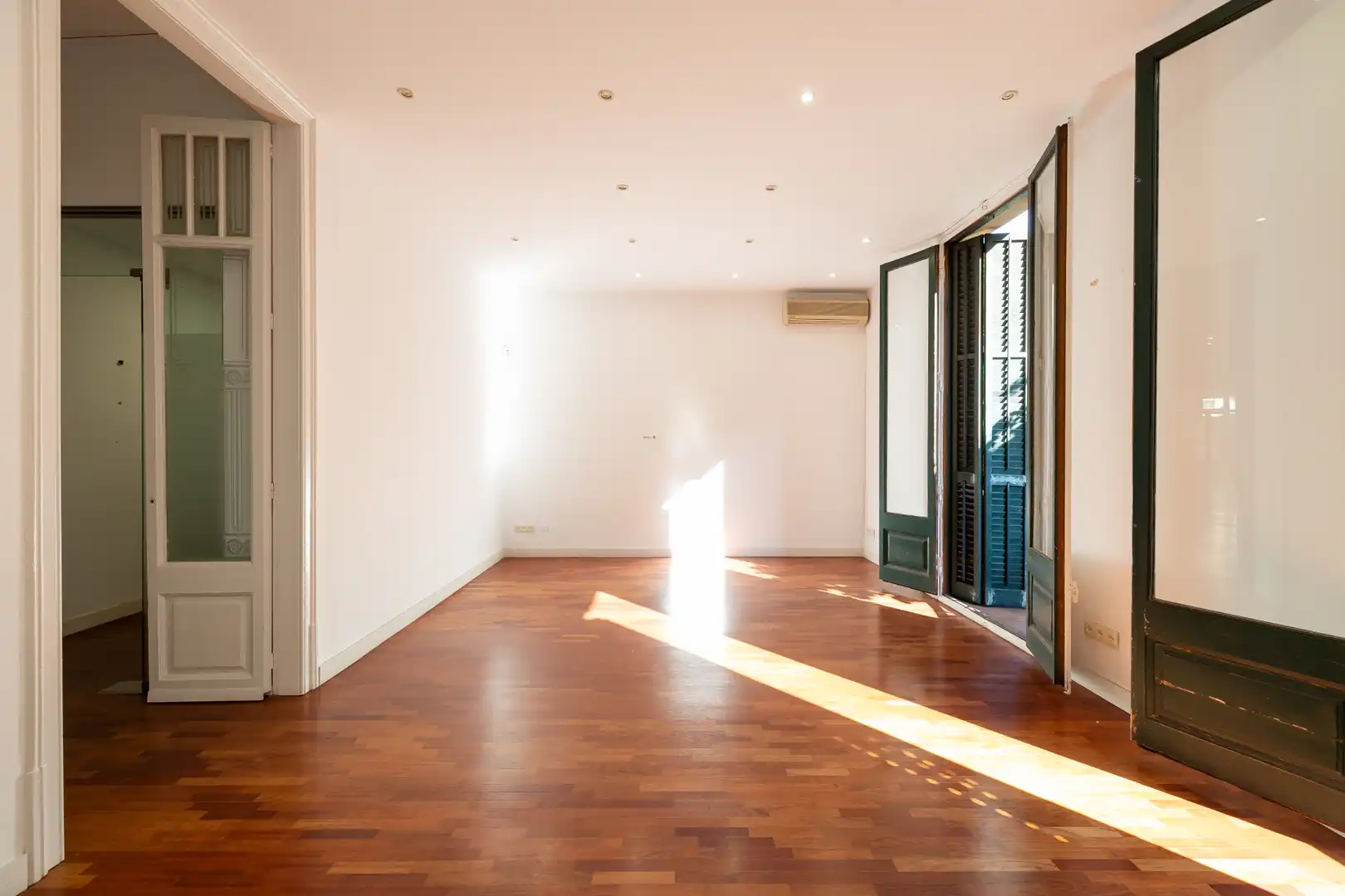 Wohnzimmer von Wohnung zum Verkauf in Barcelona mit Klimaanlage, Heizung und Parkett