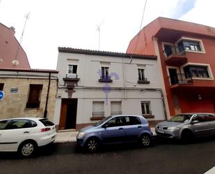 Vista exterior de Edifici en venda en León Capital 