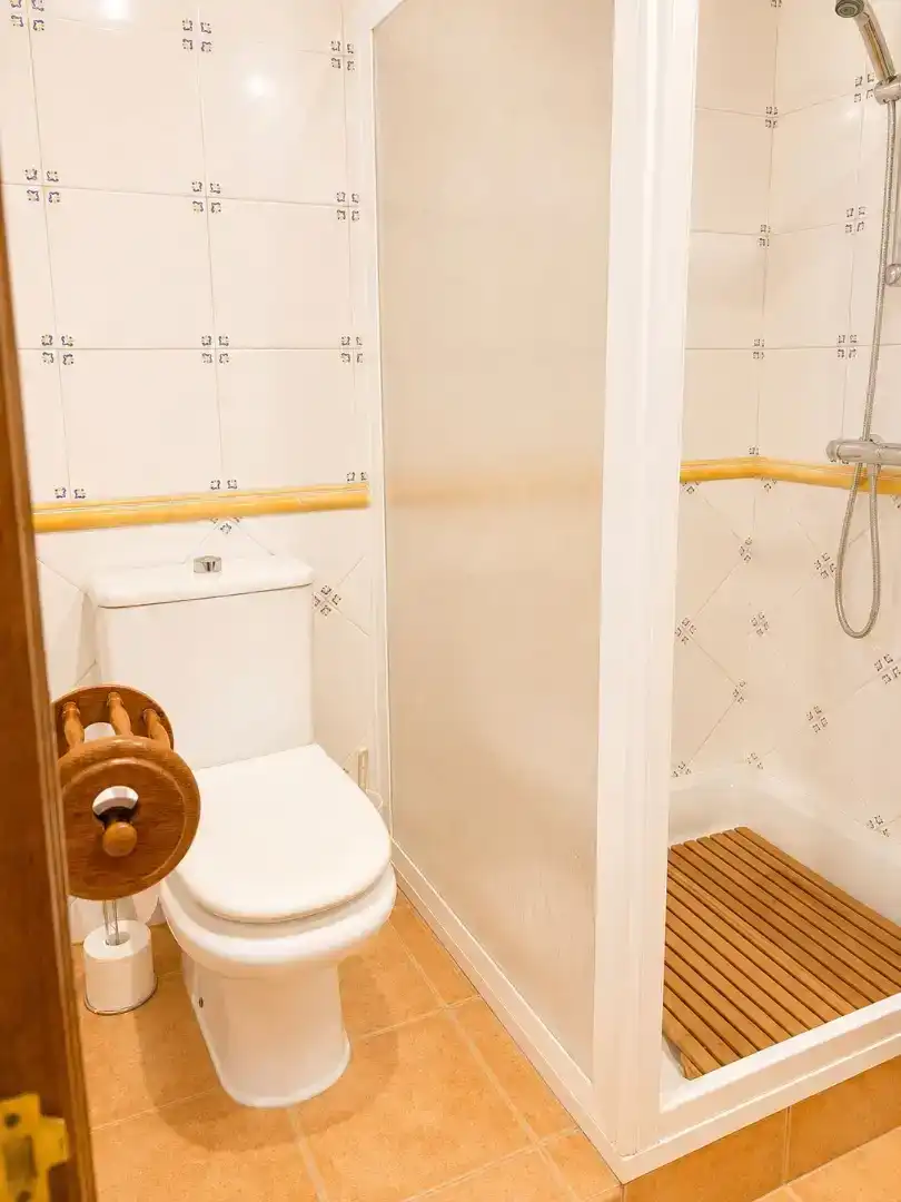 Badezimmer von Wohnung zur Miete in Siero mit Klimaanlage