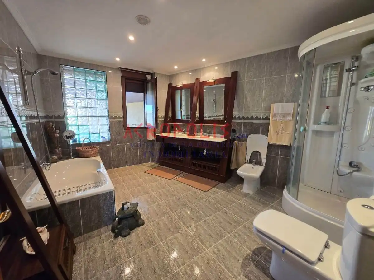 Bathroom of Houses for sale in Onzonilla  with Heating, Terrace and Storage room