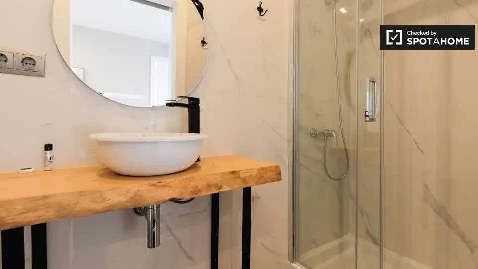 Baño de Piso de alquiler en Barcelona con Aire acondicionado, Calefacción y Amueblado