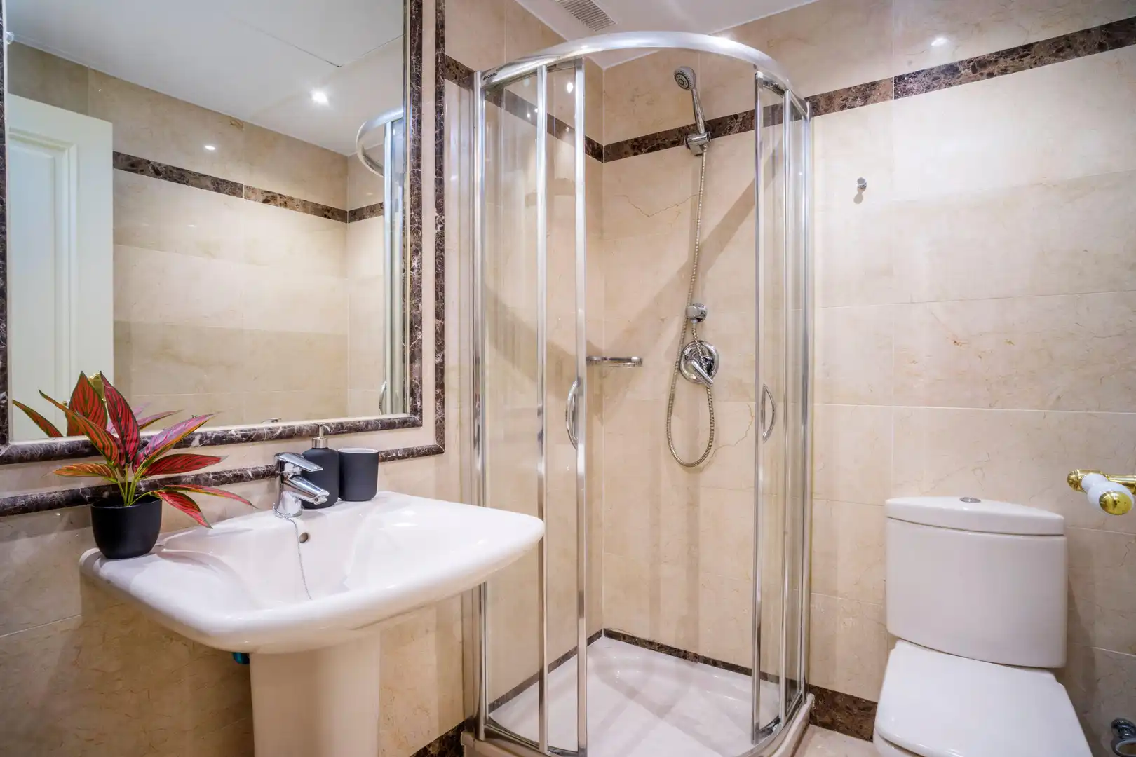 Badezimmer von Wohnungen zum Verkauf in Marbella mit Klimaanlage, Privatgarten und Ofen