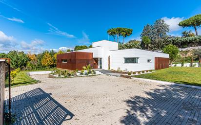 Vista exterior de Casa o xalet en venda en Las Rozas de Madrid amb Aire condicionat i Piscina